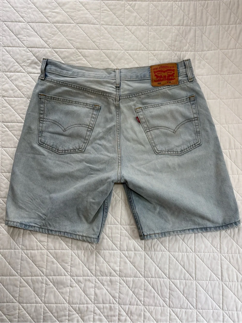 NWT Levi's 454 Relaxed Denim Shorts Light Wash - Size 34 10 inch Inseam